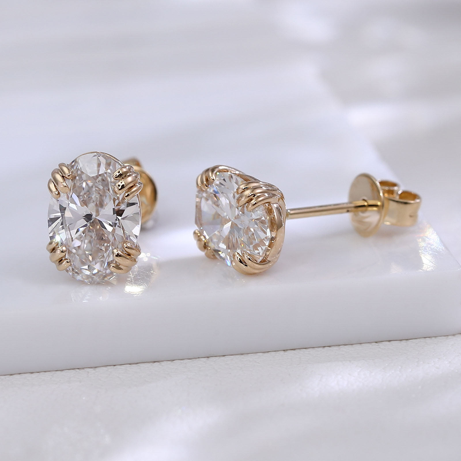 Diamond Stud Earrings - أقراط بروفانس الفاخرة بقطع بيضاوي من