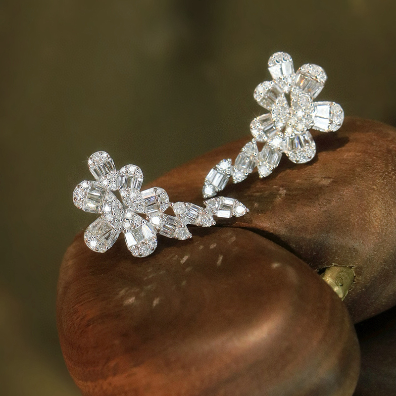 مجوهرات أازو الفاخرة من الذهب  - مراجعة Diamond Stud Earrings وسعره