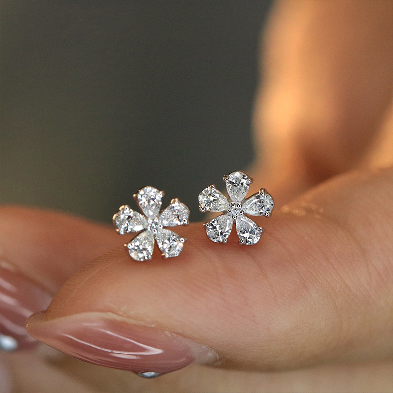 مجوهرات أازو الفاخرة من الذهب  - مراجعة Diamond Stud Earrings وسعره