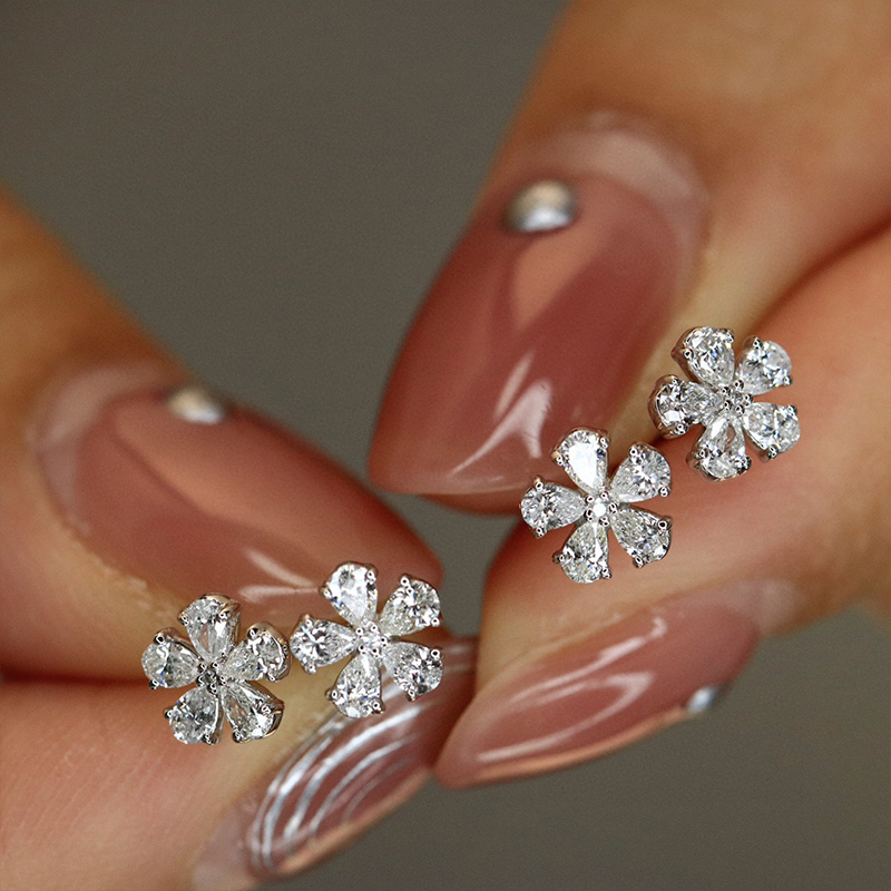 مجوهرات أازو الفاخرة من الذهب  - مراجعة Diamond Stud Earrings وسعره
